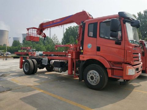 點(diǎn)擊查看詳細(xì)信息<br>標(biāo)題：6.3噸大運(yùn)隨車吊 閱讀次數(shù)：1439
